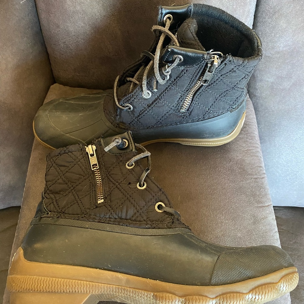 Gently used Rubber Duck Sperry boots. Insulated.